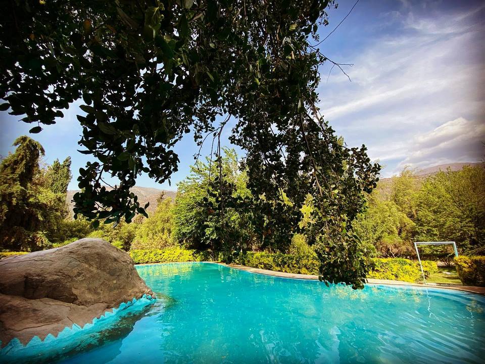 Piscina de Camping La Isla rodeada de árboles