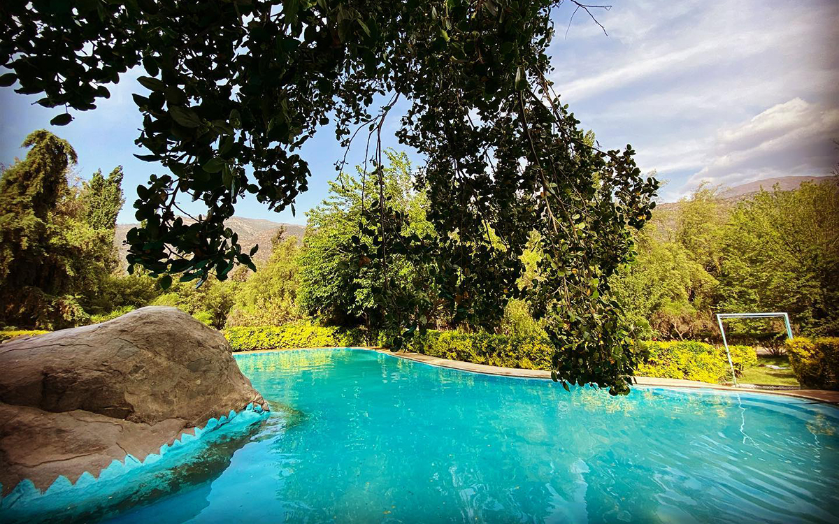 Piscina rodeada de naturaleza en Camping La Isla